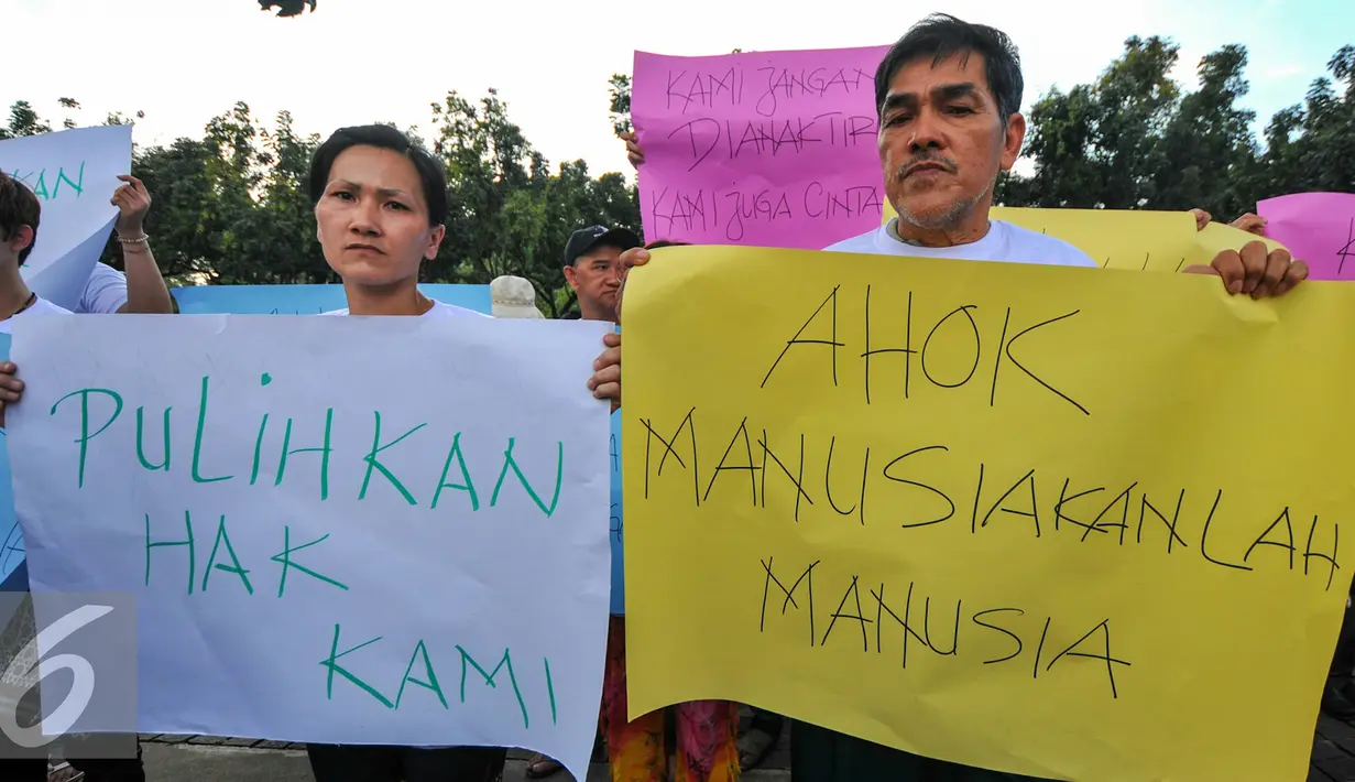 Penghuni Rusun Kapuk Muara membawa aneka tulisan saat demo di depan kantor Gubernur DKI Jakarta, Jumat (29/4). Mereka memprotes tindakan Pemprov DKI Jakarta yang memaksa mereka keluar sebelum perjanjian sewa berakhir. (Liputan6.com/Yoppy Renato)
