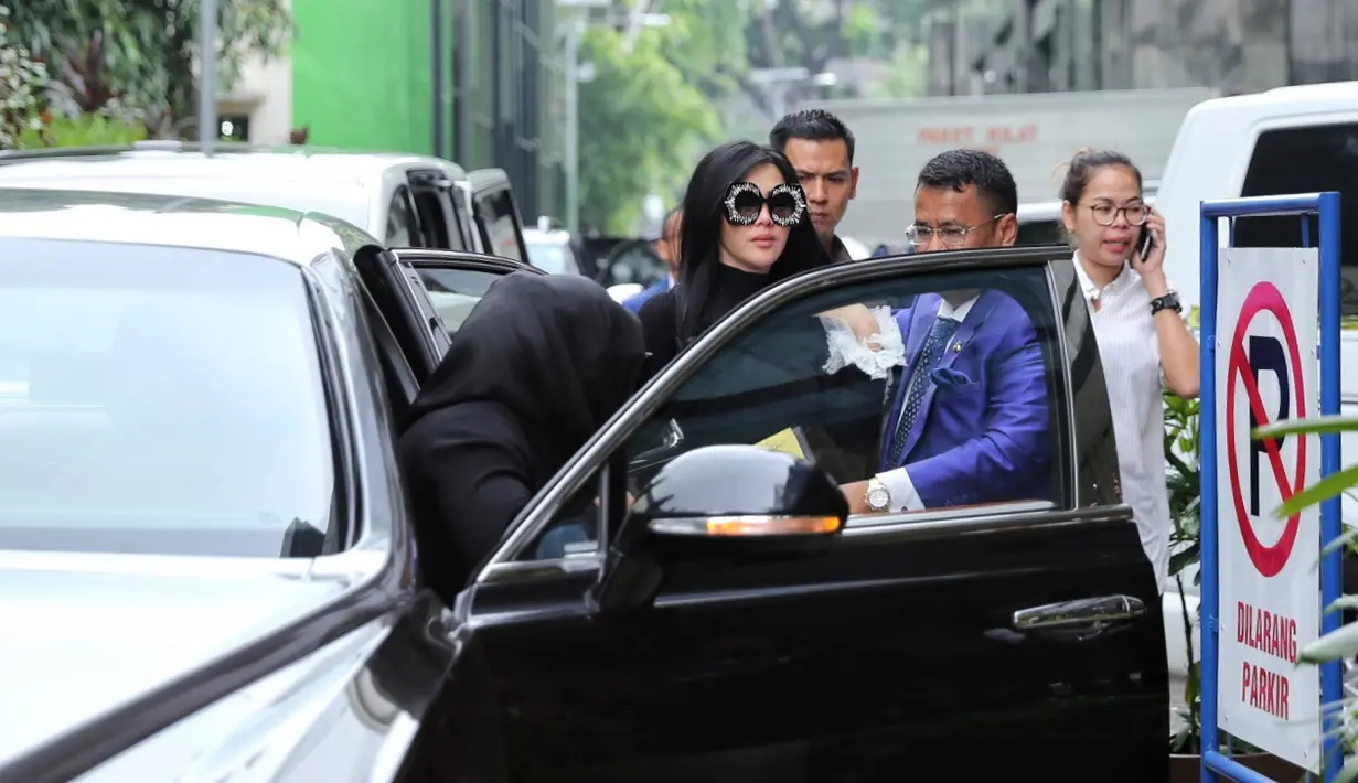 Syahrini didampingi kuasa hukumnya Hotman Paris Hutapea mendatangi Bareskrim Mabes Polri, kawasan Gambir, Jakarta Pusat, Senin (9/10/2017). Syahrini membantah mendapatkan uang saku dari biro perjalanan First Travel. (Adrian Putra/Bintang.com)