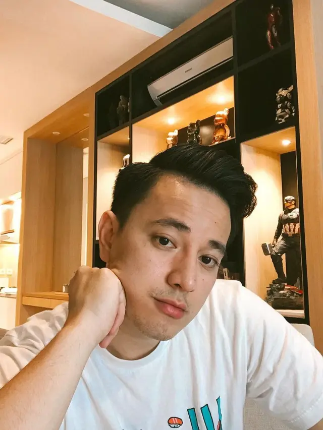 6 Potret Apartemen Billy Davidson dan Istri, Modern dan Banyak Action Figure