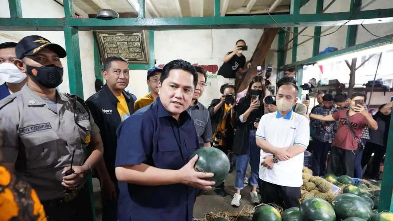 Menteri BUMN Erick Thohir, saat berkunjung di Pasar Induk Caringin, Bandung, dikutip Minggu (14/82022).