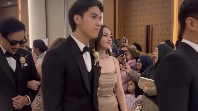 Syifa Hadju saat Jadi Bridesmaid Pernikahan Boiyen tampil elegan. [@moniclearesta]