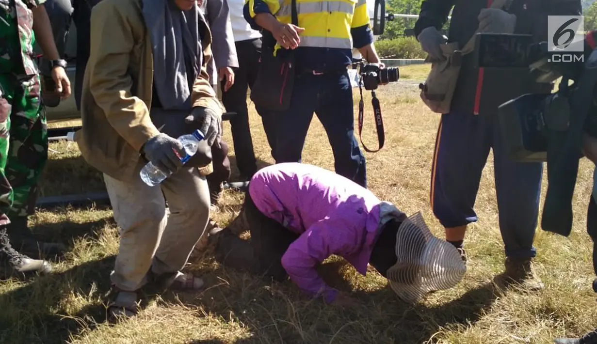 Pendaki sujud syukur setelah tiba di samping Kantor Kecamatan Sembalun, Lombok Timur, Nusa Tenggara Barat (NTB), Selasa (31/7). Tim gabungan berhasil mengevakuasi tiga pendaki yang sempat terjebak di Gunung Rinjani. (Liputan6.com/HO/Pendam Udayana)