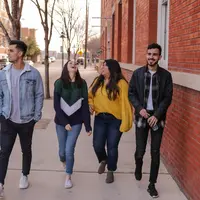 Potret para remaja sedang menghabiskan waktu bersama (Foto: Unsplash.com/Eliott Reyna)