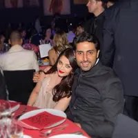 Belakangan ini Aishwarya Rai dan Abhishek Bachchan menjadi pusat perhatian publik. Lantaran sudah 10 tahun menikah, ternyata pasangan ini masih tinggal di rumah orangtua Abhishek, Amitabh Bachchan. (Foto: dnaindia.com)