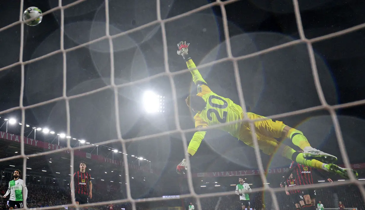 Kiper Bournemouth, Ionut Radu gagal menghalau bola tendangan pemain Liverpool, Darwin Nunez pada laga 16 besar Carabao Cup 2023/2024 di Vitality Stadium, Bournemouth, Inggris, Kamis (02/11/2023) dini hari WIB. Gol tersebut membuat Liverpool menang dengan skor 2-1. (AFP/Adrian Dennis)