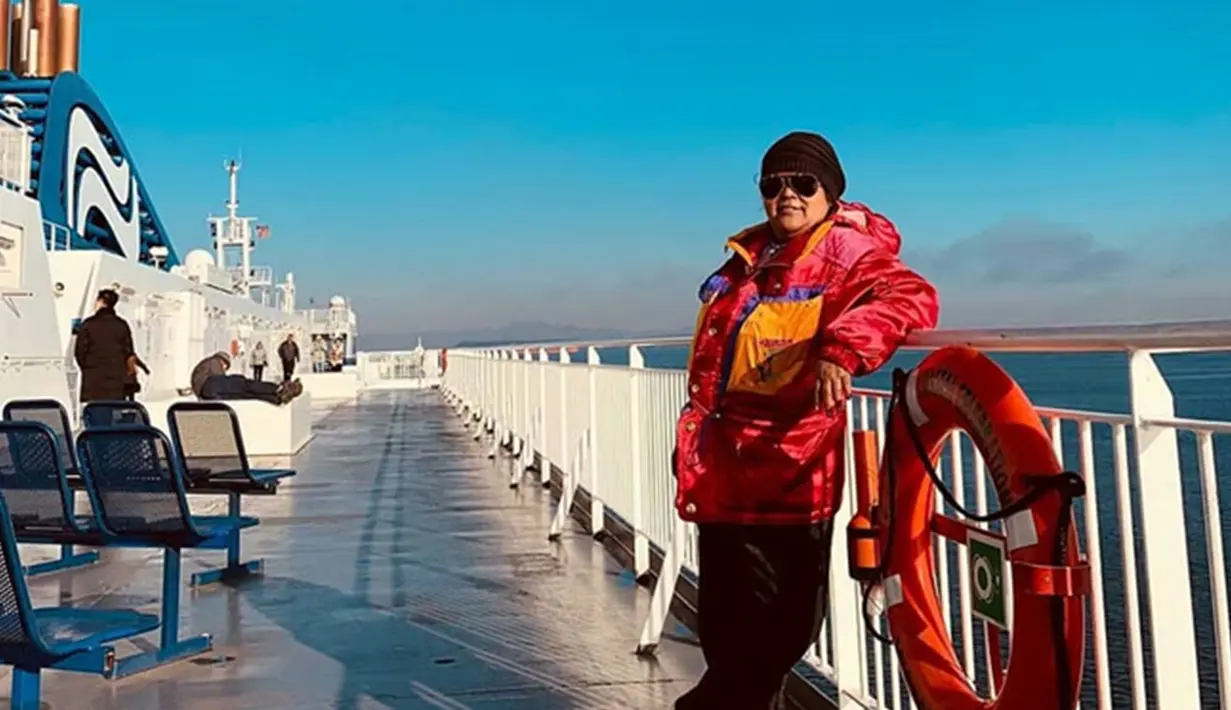 <p>Begini gayanya saat berada di Canada Vancouver. Aktris berusia 55 tahun itu memakai jaket oranye tebal serta kacamata hitam yang menambah gaya casual-nya. (Liputan6.com/IG/@sutykarno)</p>