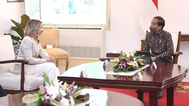 Presiden Jokowi bersama Menlu Kanada, Melanie Joly, di Istana Merdeka, Senin (11/4/2022) (Biro Pers Sekretariat Presiden)