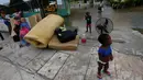 Sejumlah warga menunggu bantuan setelah hantaman Badai Earl yang mengakibatkan rumah-rumah terendam banjir di Kota Belize, Belize (4/8). Badai Earl membawa angin kecepatan 130 km per jam. (REUTERS/Luis Echeverria)