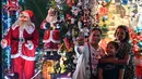 Orang-orang berfoto di depan sebuah rumah bertema Natal di Manila (21/12/2022). Perayaan Natal tinggal menghitung hari, warga Manila antusias mengunjungi rumah yang didekor dengan ornamen dan hiasan Natal itu. (AFP/Jam Sta Rosa)