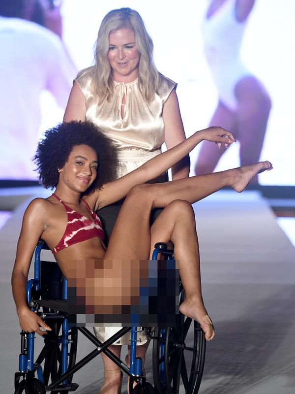 Djaniel Carter model yang tampil di peragaan busana dengan kursi roda. (FRAZER HARRISON / GETTY IMAGES NORTH AMERICA / AFP)