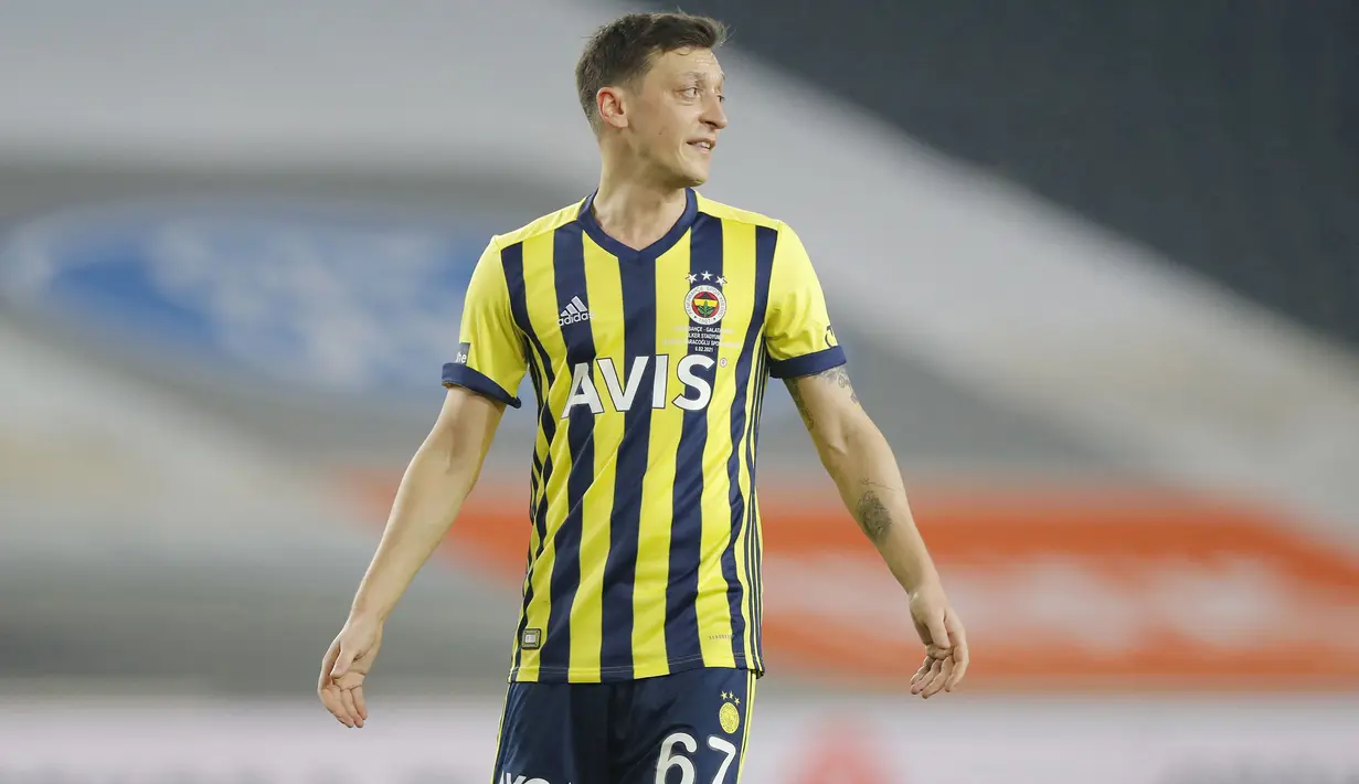 Mesut Ozil - Perjalanan karier pemain Fenerbahce ini tak lepas dari serial Captain Tsubasa. Ozil yang merupakan pecinta berat kartun tersebut bahkan pernah menggunakan Shin Pads bergambarkan karakter Tsubasa Ozora kala membela Timnas Jerman. (AP/Kirsty Wigglesworth)