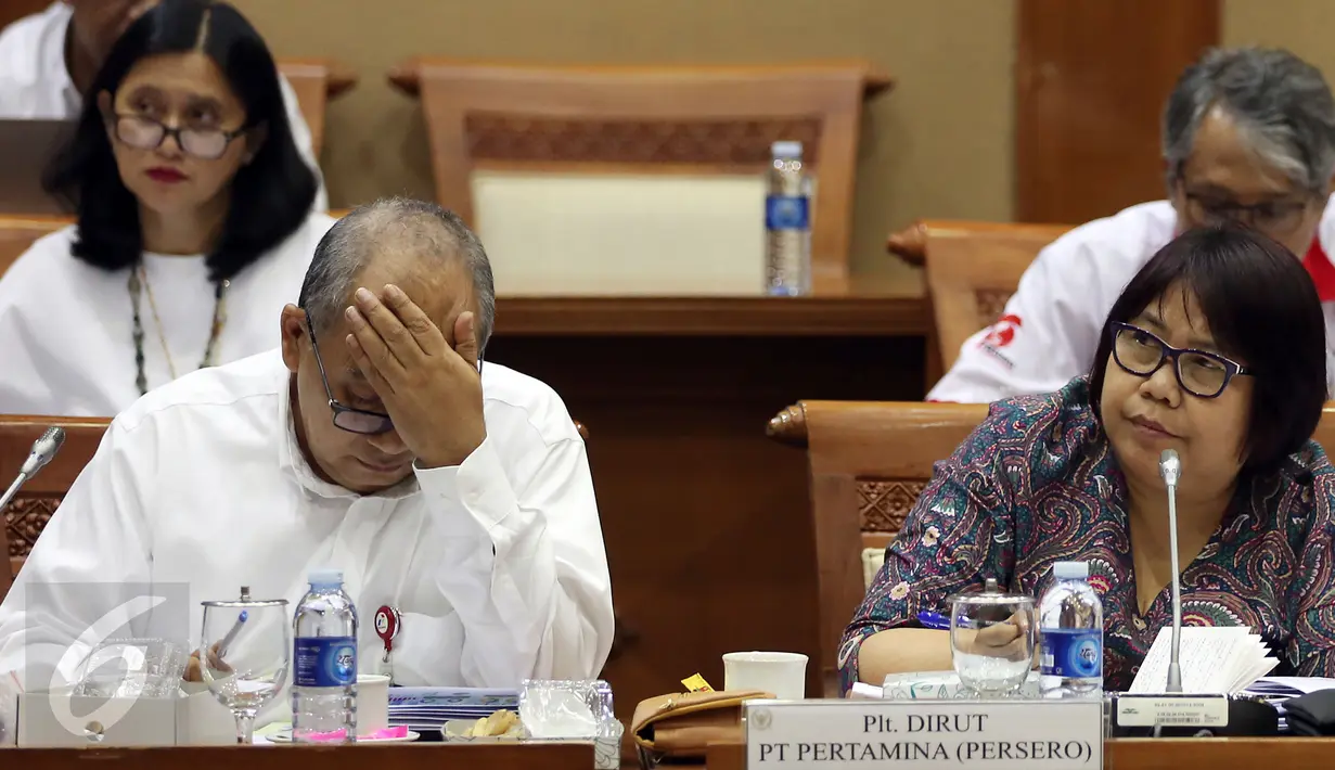Rapat dengan Komisi VII DPR ini merupakan rapat perdana yang dihadiri  Yenni Andayani (kanan) semenjak menjabat Plt Dirut Pertamina, menggantikan Dwi Soetjipto, Jakarta, Kamis (9/2).(Liputan6.Com/Johan Tallo)