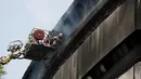 Petugas pemadam kebakaran berusaha memadamkan api yang melahap Museum Nasional Sejarah Alam di Ibu Kota India, New Delhi, Selasa (26/4). Menurut keterangan, kebakaran itu terjadi dimulai dari lantai paling atas museum. (REUTERS/Anindito Mukherjee)