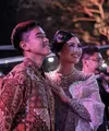 Di kesempatan itu, mantu Presiden Jokowi ini terlihat memesona dibalut kebaya modern model off shoulder rilisan jenama lokal, Wiranti Kurnia Bride. [Instagram/erinagudono]