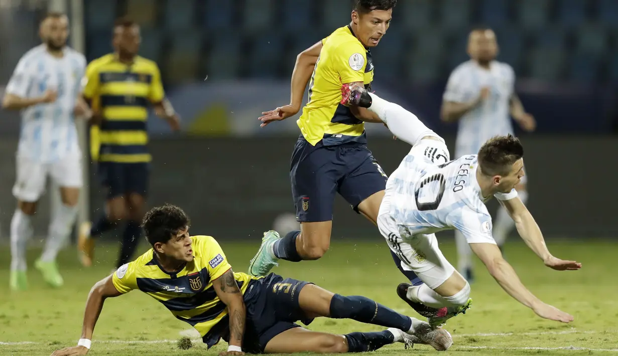 Pada menit ke-90, Ekuador harus bermain dengan 10 pemain usai pemain belakang Ekuador Piero Hincapie mendapatkan kartu merah setelah menjatuhkan Angel Di Maria di luar kotak penalti dan menghasilkan tendangan bebas untuk Argentina. (Foto:AP/Andre Penner)