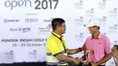 Juara Amatir Golf Indonesia Open 2017, Jose Suryaatmaja (kanan) menerima piala di Pondok Indah Golf Course, Jakarta, Minggu (29/10). Indonesia Open 2017 merupakan turnamen seri Asian Tour diikuti 140 pegolf. (Liputan6.com/Helmi Fithriansyah)