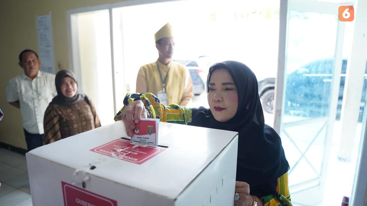 Calon Walikota Bandar Lampung,  Eva Dwiana saat mencoblos surat suara di TPS 005 Tanjung Karang Pusat, kota setempat. Foto : (Liputan6.com/Ardi).