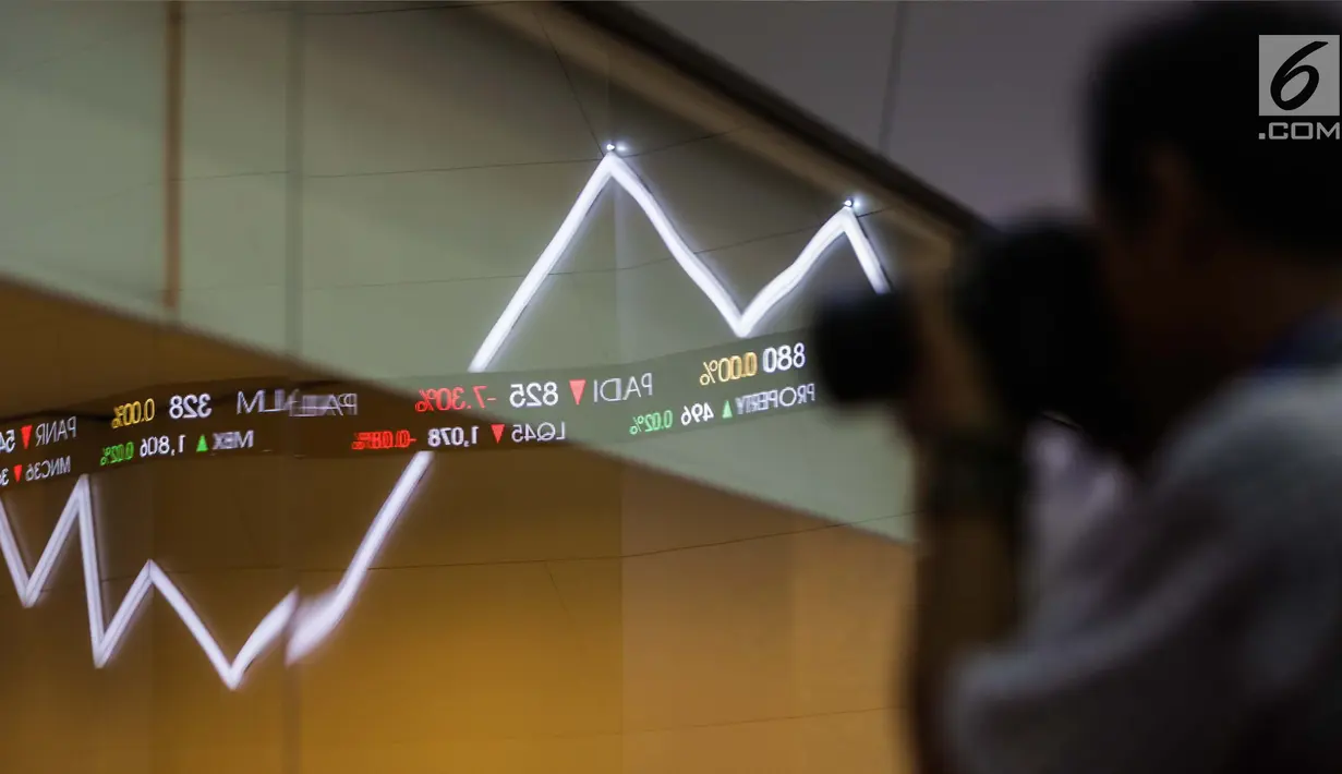 Layar indeks harga saham gabungan menunjukkan data di Bursa Efek Indonesia, Jakarta, Selasa (2/1). Angka tersebut naik signifikan dibandingkan tahun 2016 yang hanya mencatat penutupan perdagangan pada level 5.296,711 poin. (Liputan6.com/Faizal Fanani)