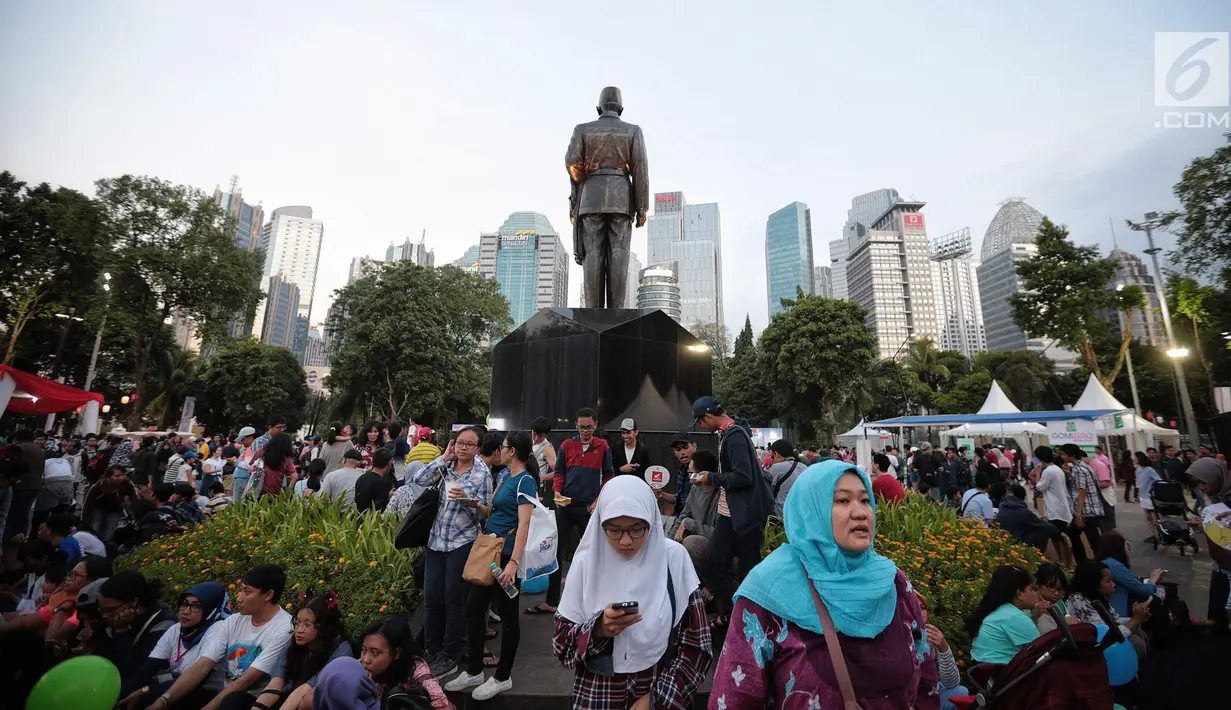 Pengunjung memadati hari pertama acara Jak-Japan Matsuri 2018 di Gelora Bung Karno, Senayan, Jakarta, Sabtu (8/9). Acara ini digelar untuk memeringati 60 tahun hubungan persahabatan Indonesia dan Jepang. (Liputan6.com/Faizal Fanani)
