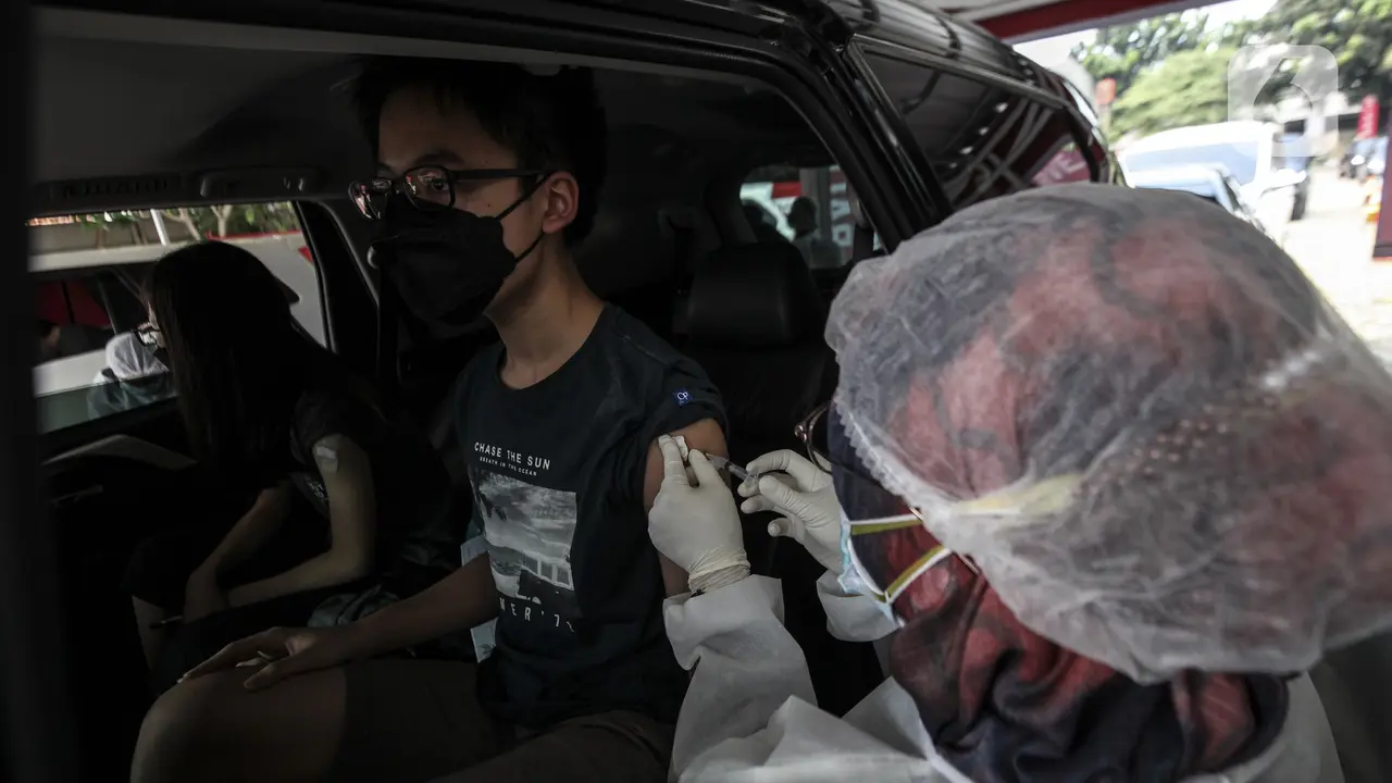 FOTO: Pelaksanaan Vaksinasi Virus Corona COVID-19 Secara Drive-Thru
