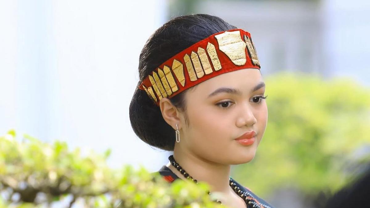 Nyanyikan Lagu Nasional Indonesia, Pesona Amora Lemos Putri Krisdayanti Dibalut Kain Ulos Batak