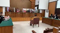 Aktivis Kesatuan Aksi Menyelamatkan Indonesia (KAMI) Jumhur Hidayat saat mendengarkan vonis hakim PN Jakarta Selatan. (Merdeka/Nur Habibie)
