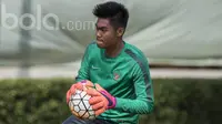 1. Kurniawan Kartika Ajie (Persiba) - Dirinya menjadi satu-satunya kiper yang bertahan sejak seleksi tahap pertama. Penjaga gawang asal Balikpapan ini menjadi kandidat terdepan untuk satu posisi di Timnas U-22. (Bola.com/Vitalis Yogi Trisna)