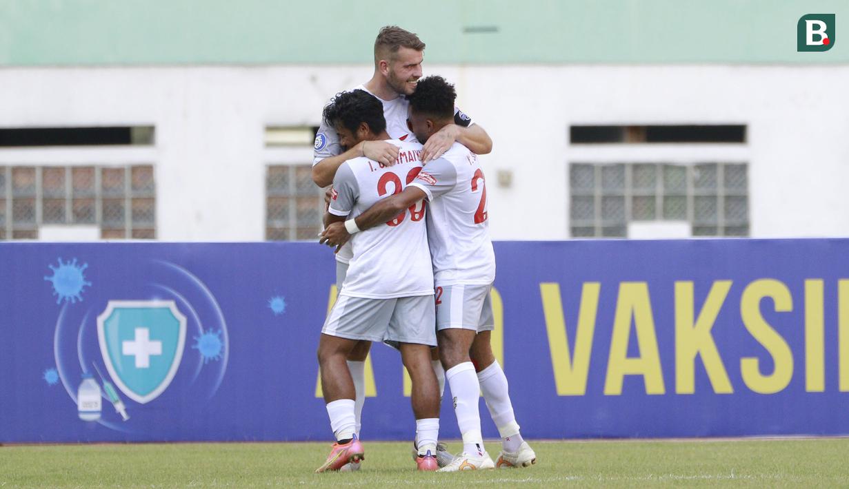 Pemain PSM Makassar, Willem Jan Pluim (tengah) melakukan selebrasi usai mencetak gol kedua timnya ke gawang Persik Kediri dalam laga pekan ke-4 BRI Liga 1 2021/2022 di Stadion Wibawa Mukti, Cikarang, Kamis (23/9/2021). PSM menang 3-2. (Bola.com/M Iqbal Ichsan)