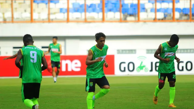 Pemain Persebaya Berlatih