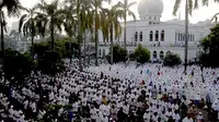 Ribuan umat muslim shalat Idul Fitri di lapangan Masjid Agung Al-Azhar, Jakarta, Selasa (30/8). (Antara).
