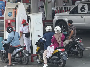 Masyarakat melakukan pengisian Bahan Bakar Minyak (BBM) di salah satu Stasiun Pengisian Bahan Bakar untuk Umum (SPBU), Jakarta, Minggu (1/9/2024). (Liputan6.com/Angga Yuniar)