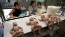 Pekerja wanita Clon Factory, yang membuat boneka bayi silikon yang mirip manusia, di Kota Leioa, Spanyol Basque, Selasa (20/6). Pabrik ini khusus memproduksi bayi imitasi dari premium silikon yang biasa dipakai untuk operasi plastik. (ANDER GILLENEA/AFP)