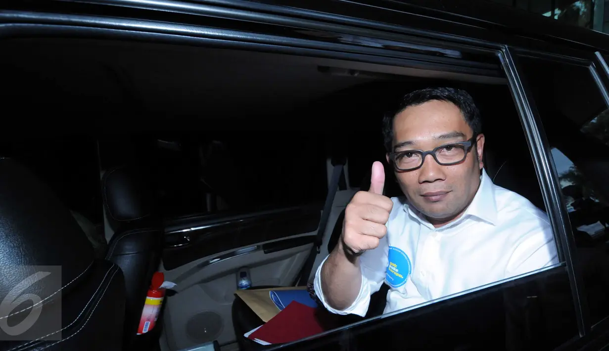 Walikota Bandung Ridwan Kamil mengacungkan jempolnya saat akan meninggalkan Gedung KPK, Jakarta, Selasa (24/11). Kang Emil bermaksud mengkoordinasikan penyelenggaraan Festival Hari Antikorupsi 2015 di Bandung pada Desember. (Liputan6.com/Helmi Afandi)