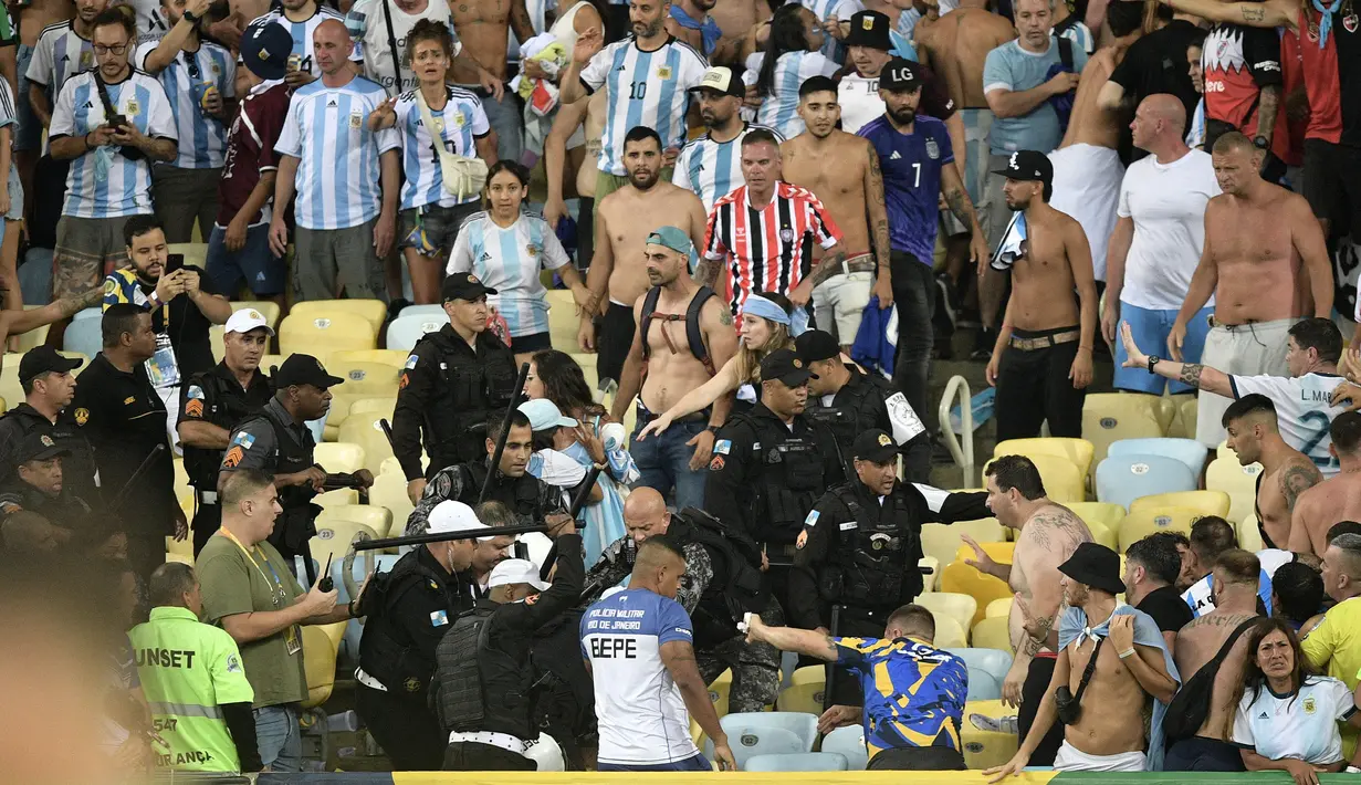 Polisi melakukan tindakan represif terhadap suporter Argentina menjelang laga Kualifikasi Piala Dunia 2026 antara Brasil melawan Argentina di Stadion Maracana, Brasil, Rabu (22/11/2023) WIB. (AFP/Carl De Souza)