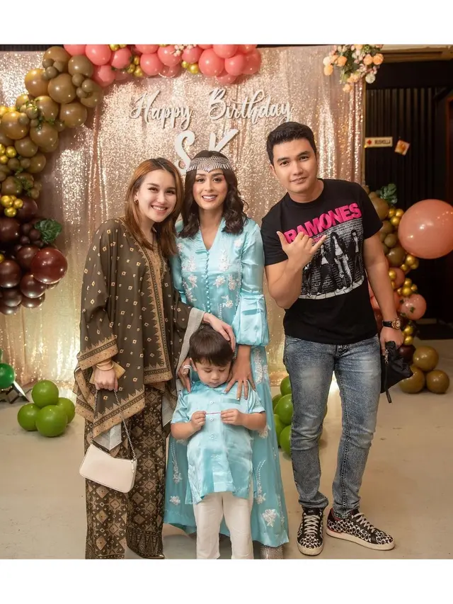 7 Potret Perayaan Ulang Tahun Selvi Kitty ke-29, Meriah Dihadiri Rekan Artis