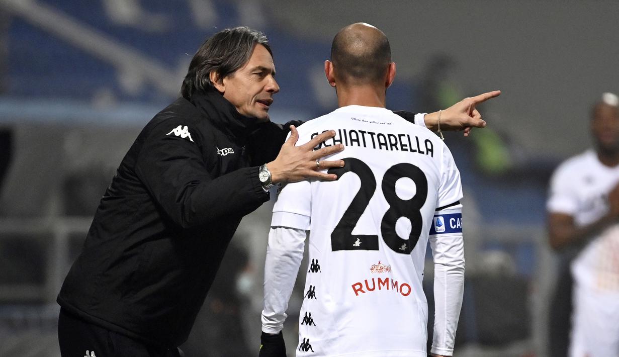 Pelatih Benevento, Filippo Inzaghi, memberi instruksi kepada pemainnya, gelandang Pasquale Schiattarella, dalam laga lanjutan Liga Italia Serie A 2020/21 pekan ke-11 di Mapei Stadium, Jumat (11/12/2020). Benevento kalah 0-1 dari Sassuolo. (LaPresse via AP/Massimo Paolone)