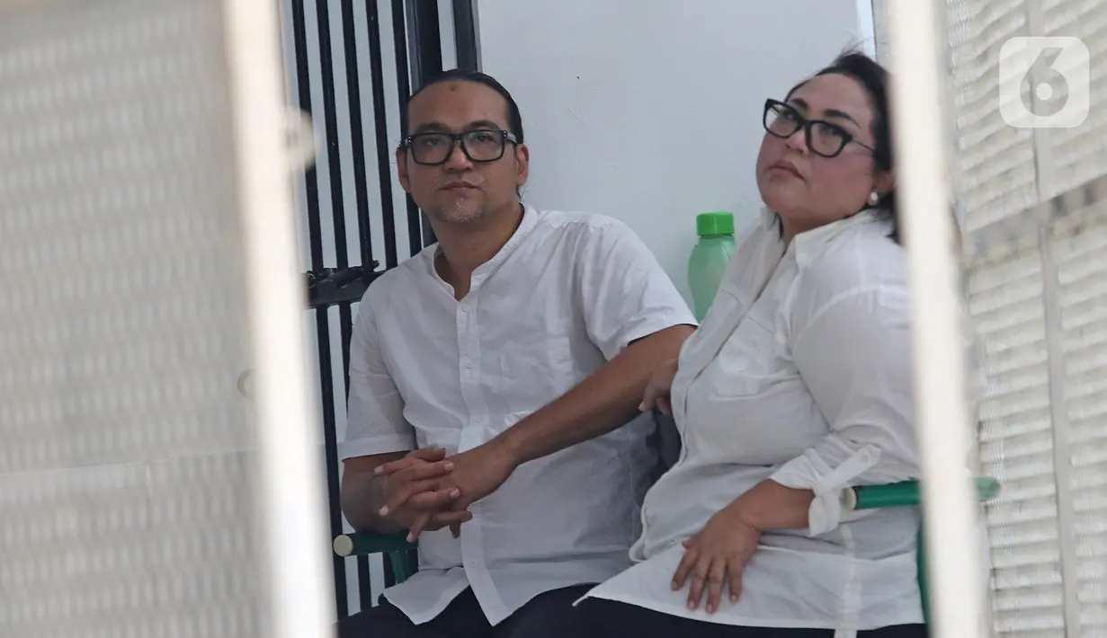 Dua terdakwa kasus dugaan penyalahgunaan narkotika Tri Retno Prayudati atau Nunung (kanan) dan suaminya July Jan Sambiran (kiri) bersiap menjalani sidang di PN Jakarta Selatan, Rabu (27/11/2019). Nunung dan July akan menjalani sidang putusan. (Liputan6.com/Herman Zakharia)