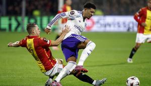 Gelandang Belgia Go Ahead Eagles #17, Mathis Suray, berebut bola dengan bek Inggris Aston Villa #19, Jadon Sancho, dalam pertandingan Liga Europa,&nbsp;Phase League&nbsp;- matchday ketiha, antara Go Ahead Eagles dan Aston Villa FC di Stadion De Adelaarshorst, Deventer, Kamis dini hari WIB. (Vincent Jannink/ANP/AFP)