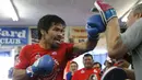 Petinju Manny Pacquiao melakukan latihan bersama pelatihnya jelang pertarungan melawan Tim Bradley di Hollywood, Los Angeles, California, Rabu (30/3). Petinju berjuluk ‘Pacman’ itu akan menantang Bradley pada 9 April 2016 nanti. (REUTERS/Lucy Nicholson)