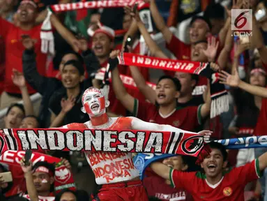 Suporter tim Garuda bersorak merayakan kemenangan Timnas Indonesia atas Timor Leste pada penyisihan grup B Piala AFF 2018 di Stadion GBK, Jakarta, Selasa (13/11). Indonesia unggul 3-1. (Liputan6.com/Helmi Fithriansyah)