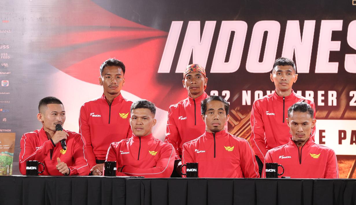 Dalam dua tahun terakhir, Byon Combat telah menciptakan sejarah dengan memecahkan rekor di Museum Rekor Indonesia (MURI). Tampak dalam foto, tim Mixed Martial Arts (MMA) Indonesia saat memberi keterangan terkait Byon Combat Showbiz Vol. 6 di Tennis Indoor, Senayan, Jumat (21/11/2025). (Bola.com/M Iqbal Ichsan)