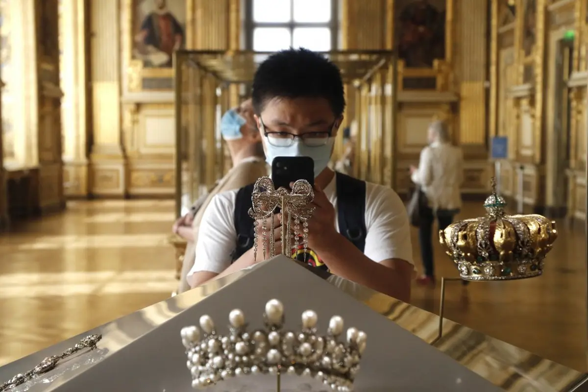 8 Benda Koleksi Museum Louvre Digondol Perampok dalam 7 Menit, Mahkota Istri Napoleon III Ketinggalan di Luar Gedung
