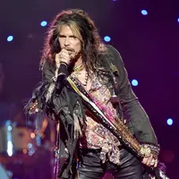 Steven Tyler memiliki beberapa serangan dengan obat-obatan dan juga ‘penghibur’. Ia adalah ayah dari aktris cantik Liv Tyler namun kenyataan mengenai hal tersebut baru terungkap beberapa tahun setelah Liv mulai dewasa. (AFP/Bintang.com)