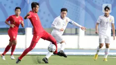 Gelandang Timnas Indonesia U-22, Zulfiandi, mengontrol bola saat melawan Timnas Laos dalam pertandingan Grup B SEA Games 2019 di Stadion City of Imus Grandstand, Filipina, Kamis (5/12/2019). Timnas U-22 Indonesia berhasil melaju semifinal setelah mengalahkan Laos 4-0. (Bola.com/M Iqbal Ichsan)