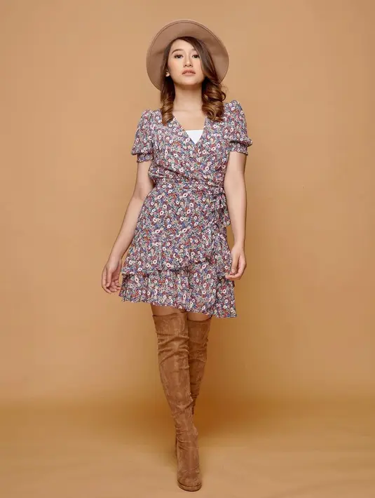 Tampil dengan sepatu boots yang senada dengan topi, gaya Amanda Caesa ini banjir pujian. Bahkan, penampilannya dengan simple dress motif bunga juga bisa dijadikan sebagai inspirasi. (Liputan6.com/IG/@amandacaesaa)