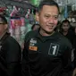 Cagub DKI Jakarta Agus Harimurti Yudhoyono blusukan menelusuri Pasar Senen, Jakarta, Selasa (8/11). Selain meminta doa dan dukungan, Agus juga mendengarkan keluhan para pedagang Pasar Senen. (Liputan6.com/Yoppy Renato)