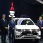 Mitsubishi Outlander PHEV diklaim dapat menempuh jarak hingga 600 kilometer dengan kondisi tangki bensin dan baterai terisi penuh. (Amal A/Liputan6.com)