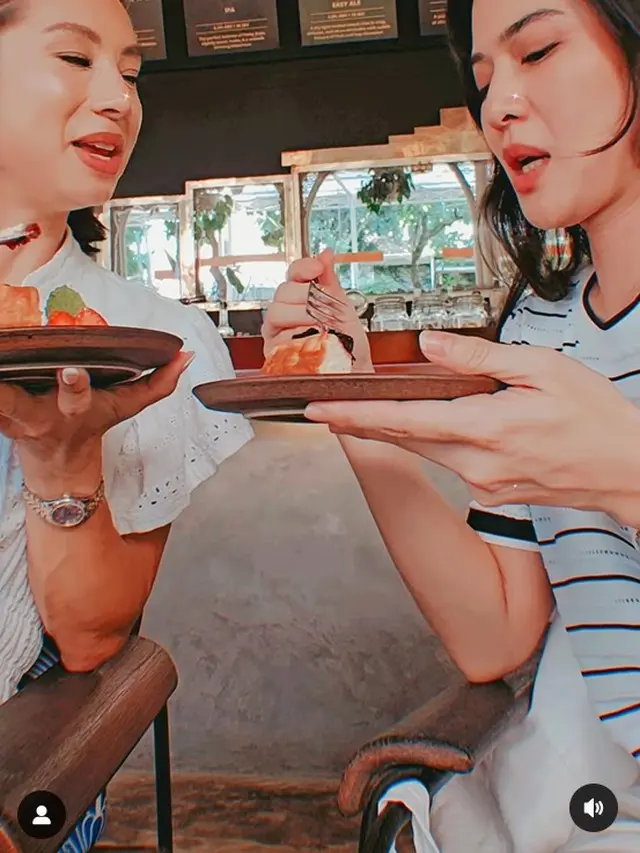 Dian Sastrowardoyo dan Jennifer Bachdim. [Foto: Instagram/therealdisastr]