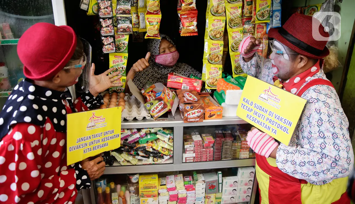 Dua badut menjemput  warga untuk mengikuti vaksinasi COVID-19 di Pinang, Tangerang, Banten, Selasa (14/9/2021). Aksi yang dilakukan Taman Baca Badut Syariah itu dilakukan untuk mengajak warga mengikuti vaksinasi COVID-19 guna meningkatkan herd imunity. (Liputan6.com/Angga Yuniar)