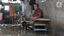 Aktivitas warga saat banjir merendam RT 10/RW 05, Kampung Sawah, Kelurahan Rawa Terate, Cakung, Jakarta Timur, Kamis (20/2/2020). Banjir diperparah dengan adanya pembangunan apartemen di kawasan Kelapa Gading sehingga aliran air tidak lagi mengalir ke laut. (merdeka.com/Iqbal Nugroho)